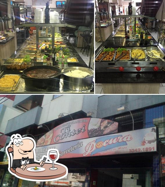A imagem da comida e exterior no Ti Contei Lanches