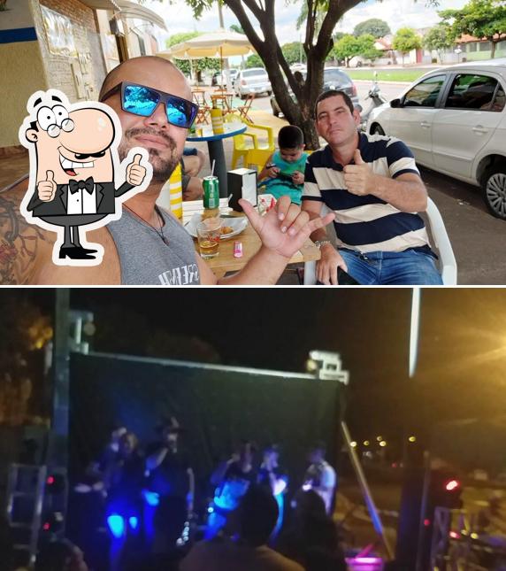 Look at the picture of Paradinha Bar