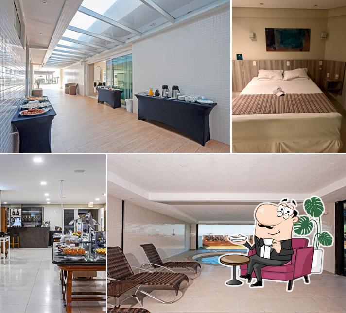 Sente em uma das mesas no Hotel Slaviero Ingleses Convention