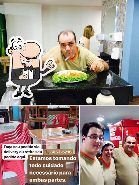 Sente em uma das mesas no Bujão Lanches