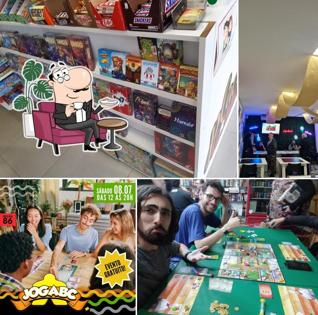 Sente em uma das mesas no Place Games