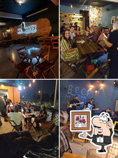 Sente em uma das mesas no Boteco holandês