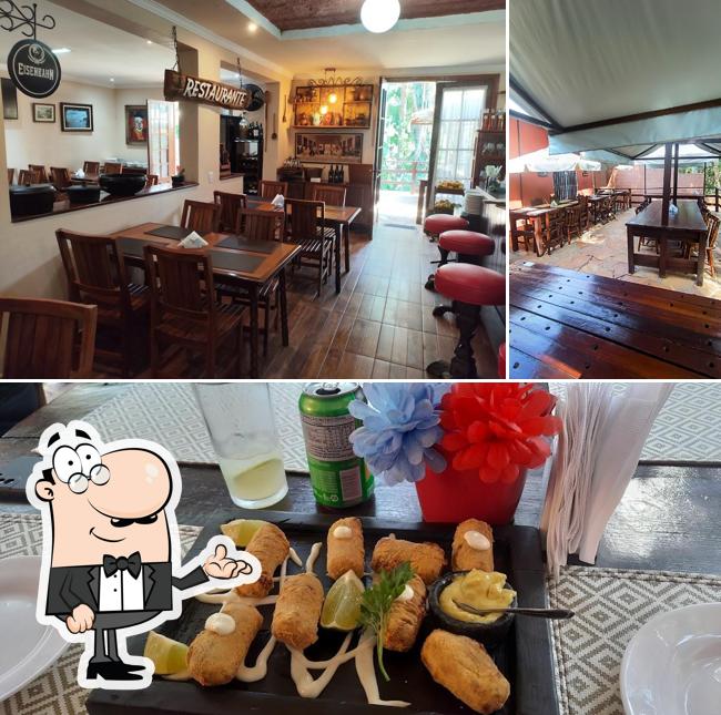 Sente em uma das mesas no Mombuka Cantina