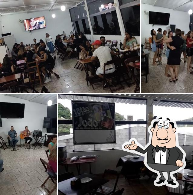 Sente em uma das mesas no Café Com Pipocas Point