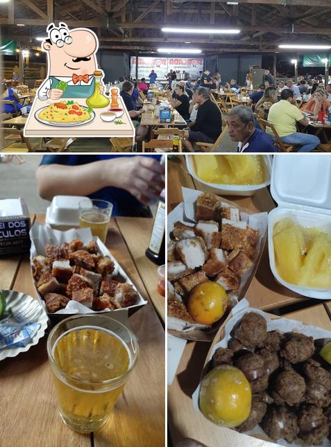 Entre diversos coisas, comida e interior podem ser encontrados no Porcada Tradicional
