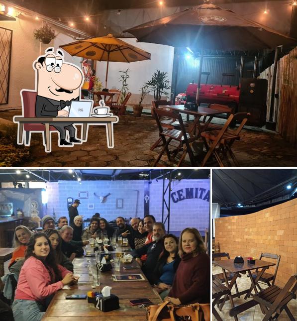 O interior do Cemita Burger & BBQ