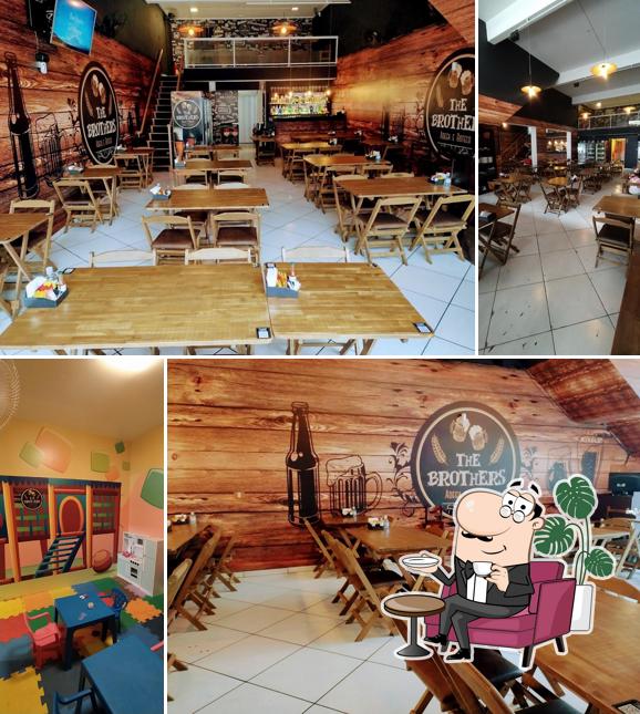 Sente em uma das mesas no The Brothers Gastrobar