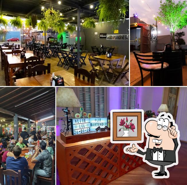 Sente em uma das mesas no JR BARTENDER