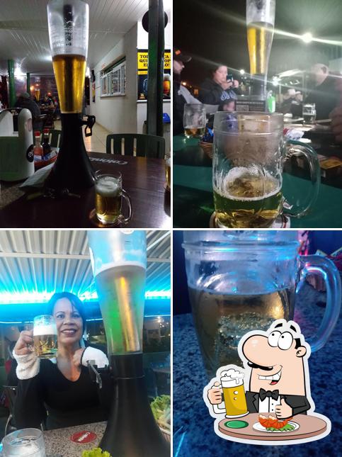 Desfute uma tulipa de cerveja leve ou escura