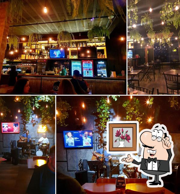 Sente em uma das mesas no Boa Bar e Gastronomia