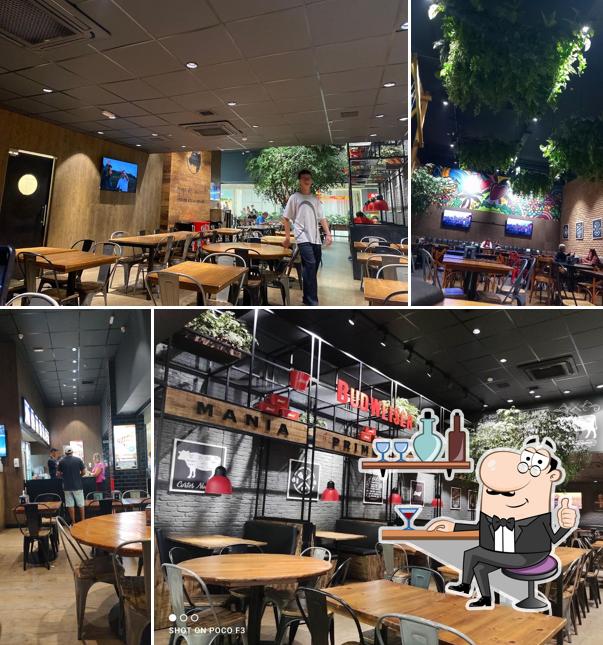 Sente em uma das mesas no Mania de Churrasco | Prime Steak & Burger