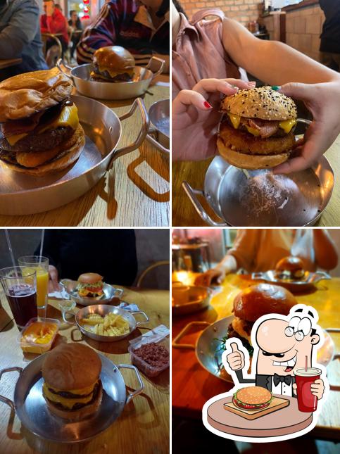 Peça um dos hambúrgueres disponíveis no The Burger House