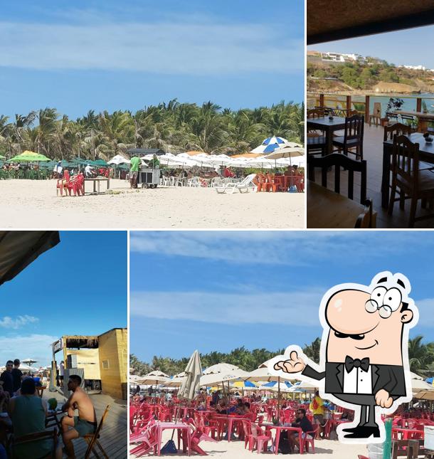 Sente em uma das mesas no Orla Praia Club