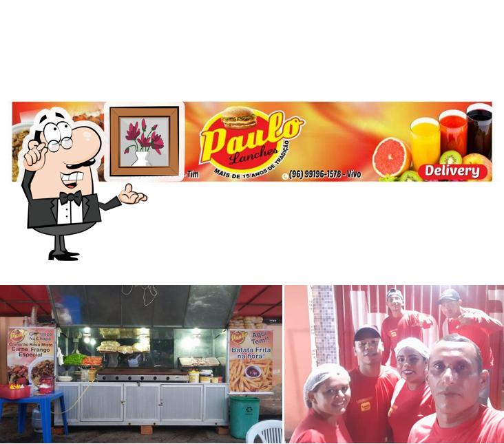 Sente em uma das mesas no Paulo Lanches II