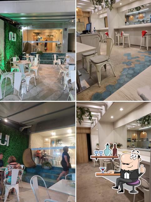 Sente em uma das mesas no Nui Poke Maceió