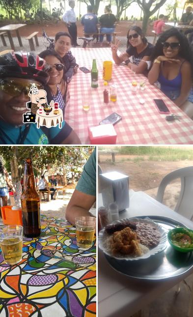 Entre diferentes coisas, comida e interior podem ser encontrados no Dona Karmen Restaurante (Comida Caseira)