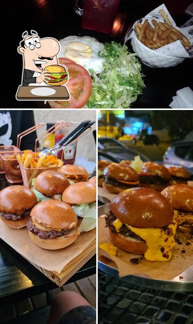 Peça um hambúrguer no Teus Burgers & Cozinha