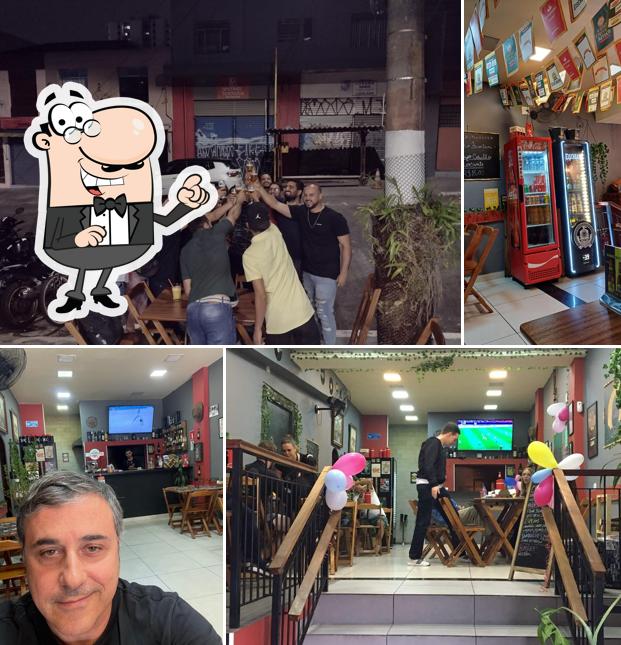 Sente em uma das mesas no PARRILLA SMOKER BAR