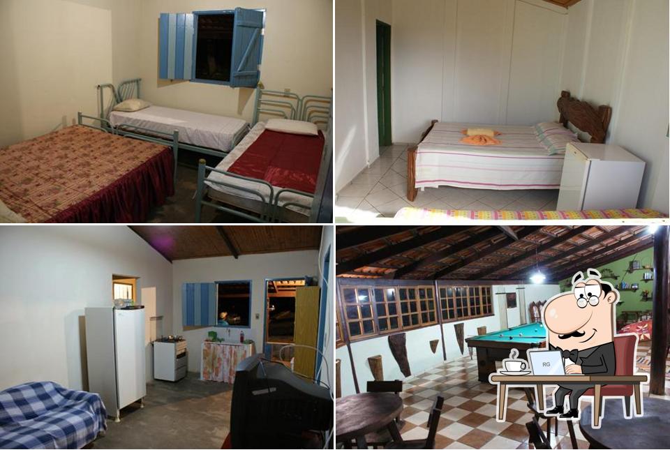 Sente em uma das mesas no Hotel Fazenda Serra da Irara