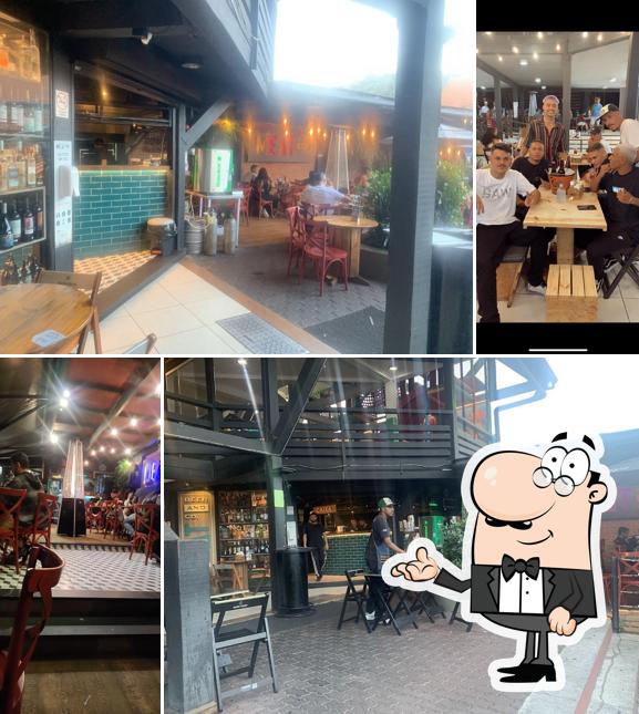Sente em uma das mesas no Meat, beer and Co