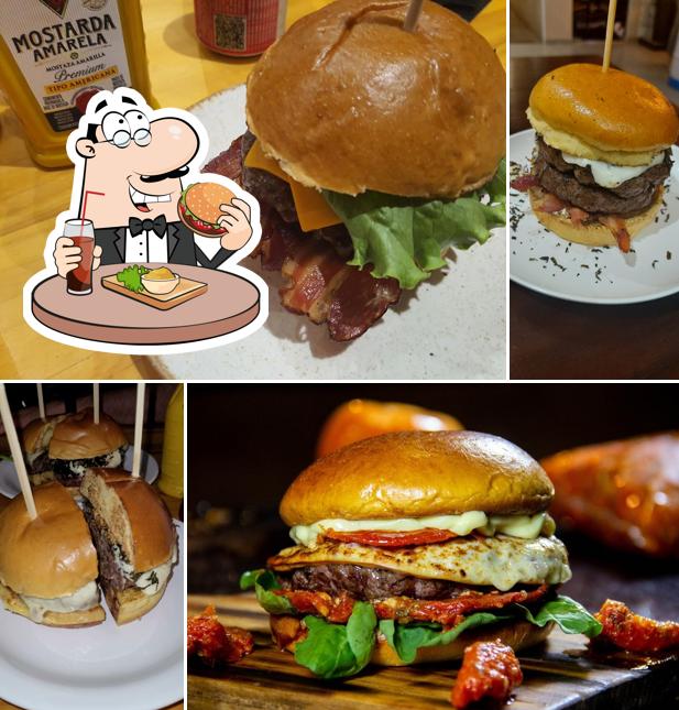 Deguste um dos hambúrgueres servidos no MARIDOM BURGUER HOUSE