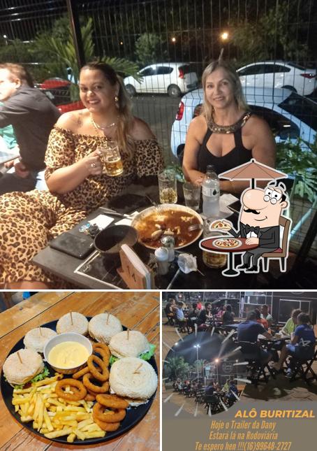 Confira a foto apresentando exterior e comida no Lanche da Dany
