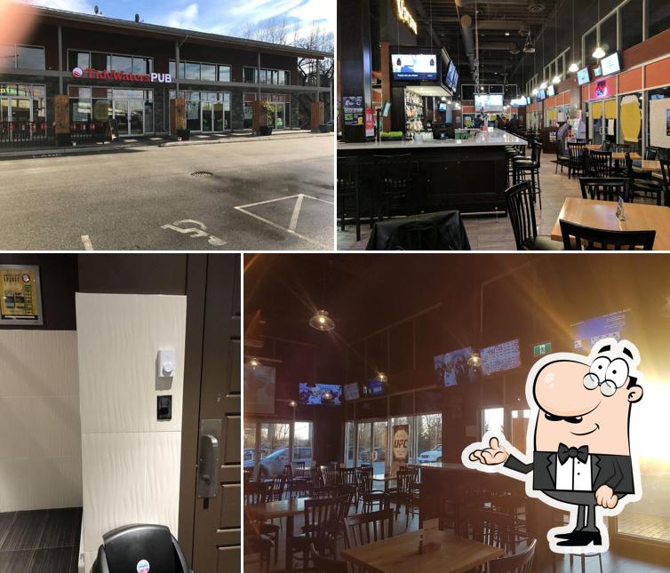 Installez-vous à l'une des tables de Tidewaters Pub