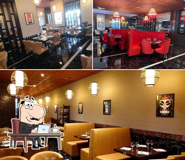 Installez-vous à l'une des tables de Restaurant Ô Panda Soyaux