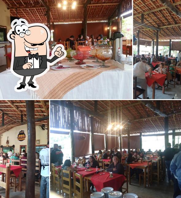 Sente em uma das mesas no Sabor da Roça Restaurante Guararema-SP