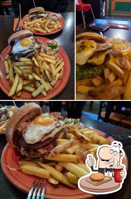 Ordina un hamburger a Pot Belly's