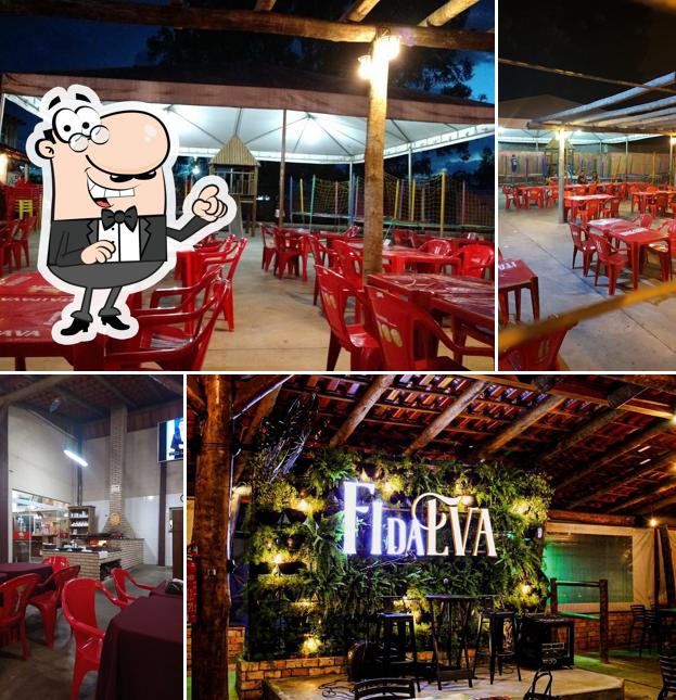 Sente em uma das mesas no Fi da Eva Bar