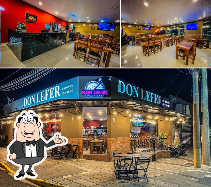 Sente em uma das mesas no Don Lefer Pizza Bar