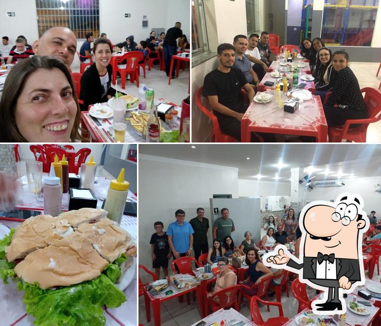 Sente em uma das mesas no Baixinho Lanches
