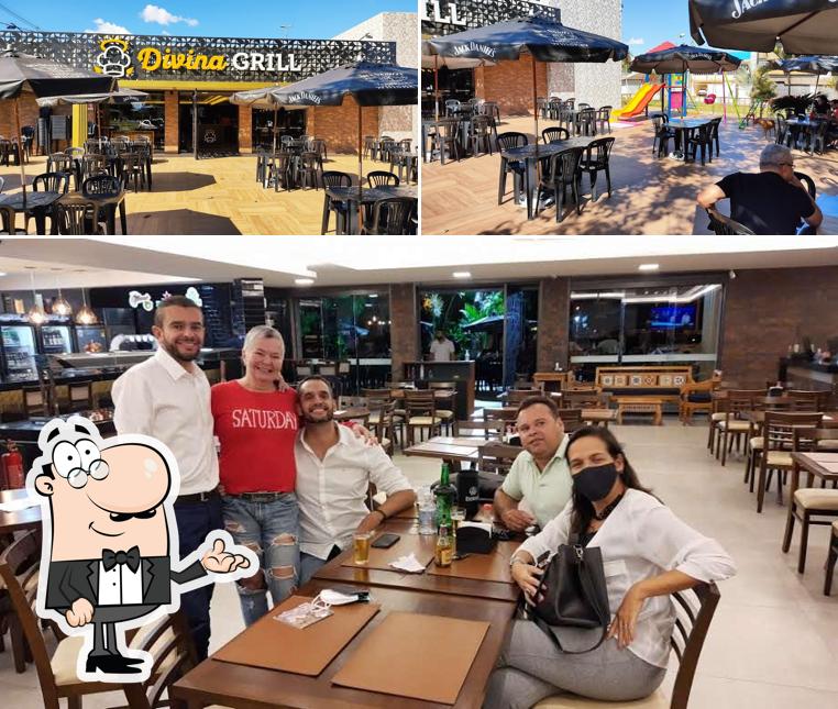 Sente em uma das mesas no Divina Grill & Pizza