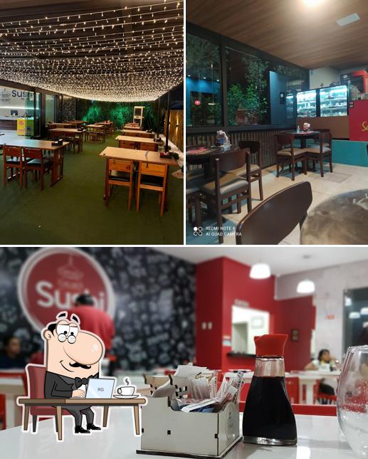 Sente em uma das mesas no Sushi Mania Arapiraca