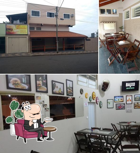 Sente em uma das mesas no Soffri Grill - Restaurante