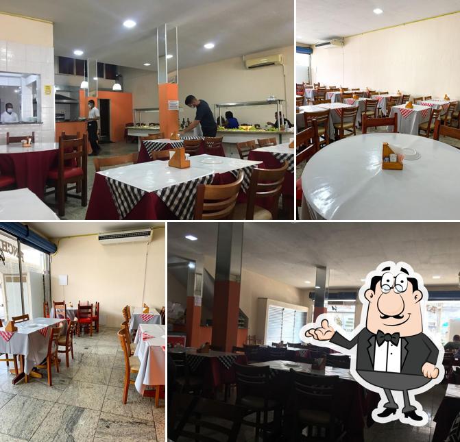 Sente em uma das mesas no Anchieta's Grill Rio Bonito