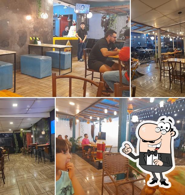Sente em uma das mesas no Rei da Coxinha Pará