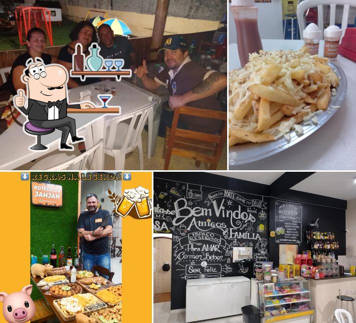 Sente em uma das mesas no Boteco do JahJah