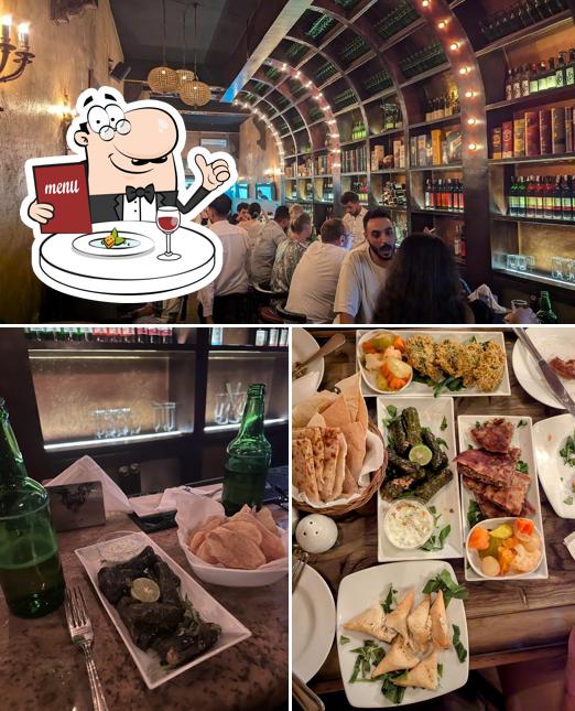 Parmi les diverses choses de la nourriture et la intérieur, une personne peut trouver sur Carol Bar