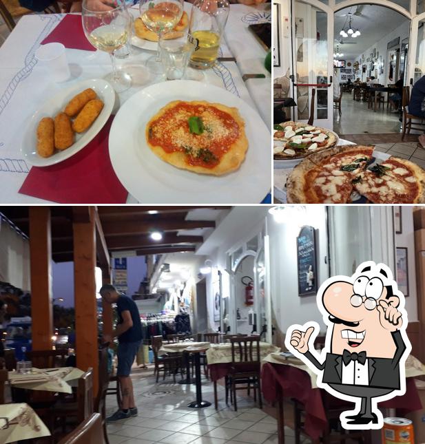 Guarda la immagine che mostra la interni e tavolo da pranzo di Anna