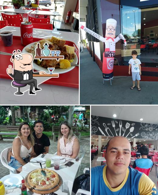 Sente em uma das mesas no Sabor & Arte Restaurante e Pizzaria