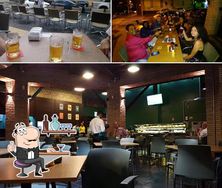 Sente em uma das mesas no Akkar Restaurante