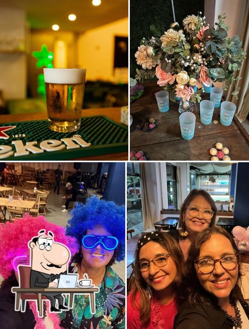 Dê uma olhada a imagem mostrando interior e bebida a Camarote Praia Barra Restaurante Local para eventos na Barra