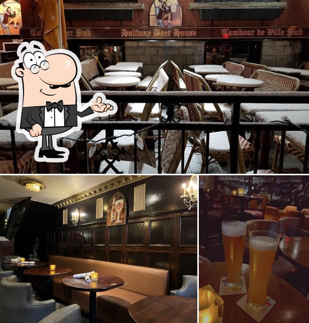 Installez-vous à l'une des tables de Town Crier