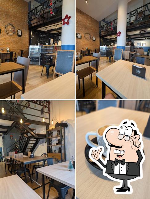 Sente em uma das mesas no Tiny Cat Café