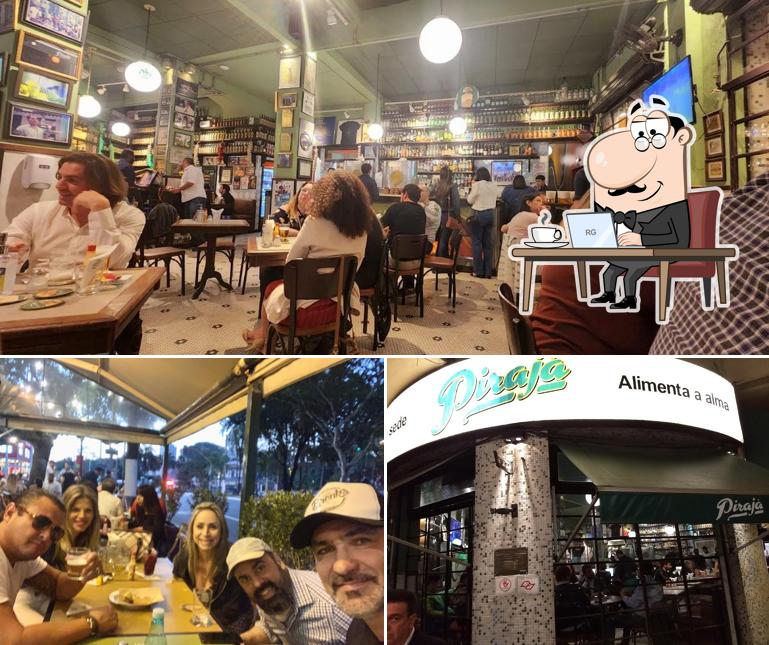 Sente em uma das mesas no Pirajá Faria Lima