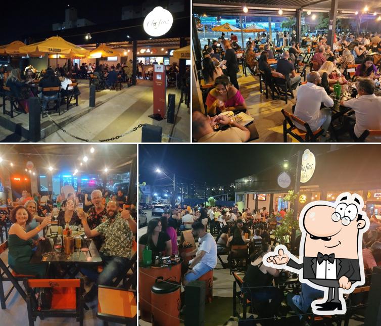 O interior do Chefias Bar