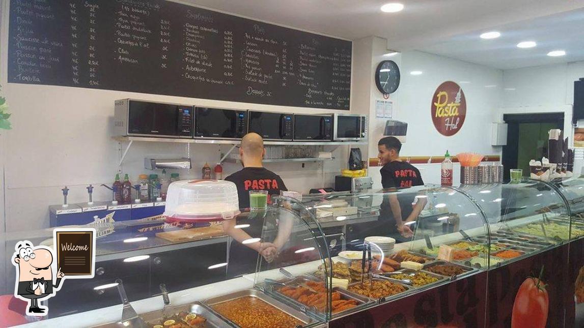 Regarder cette photo de Hall Café