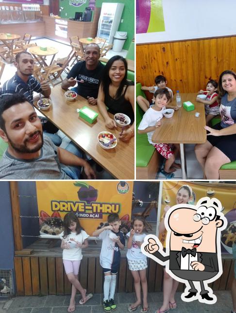Sente em uma das mesas no Tô Indo Açaí - Vinhedo